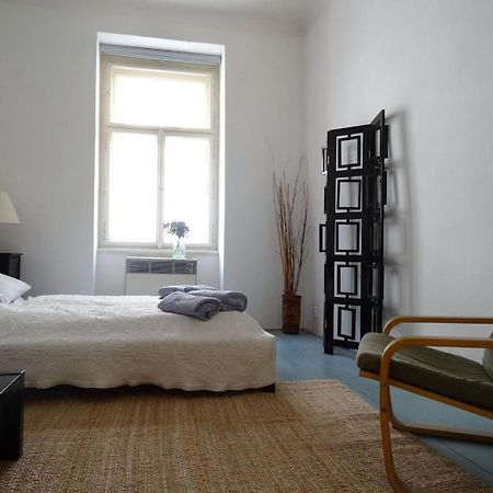 Garden Apartment On Art Nouveau Street In Central Praha Bagian luar foto